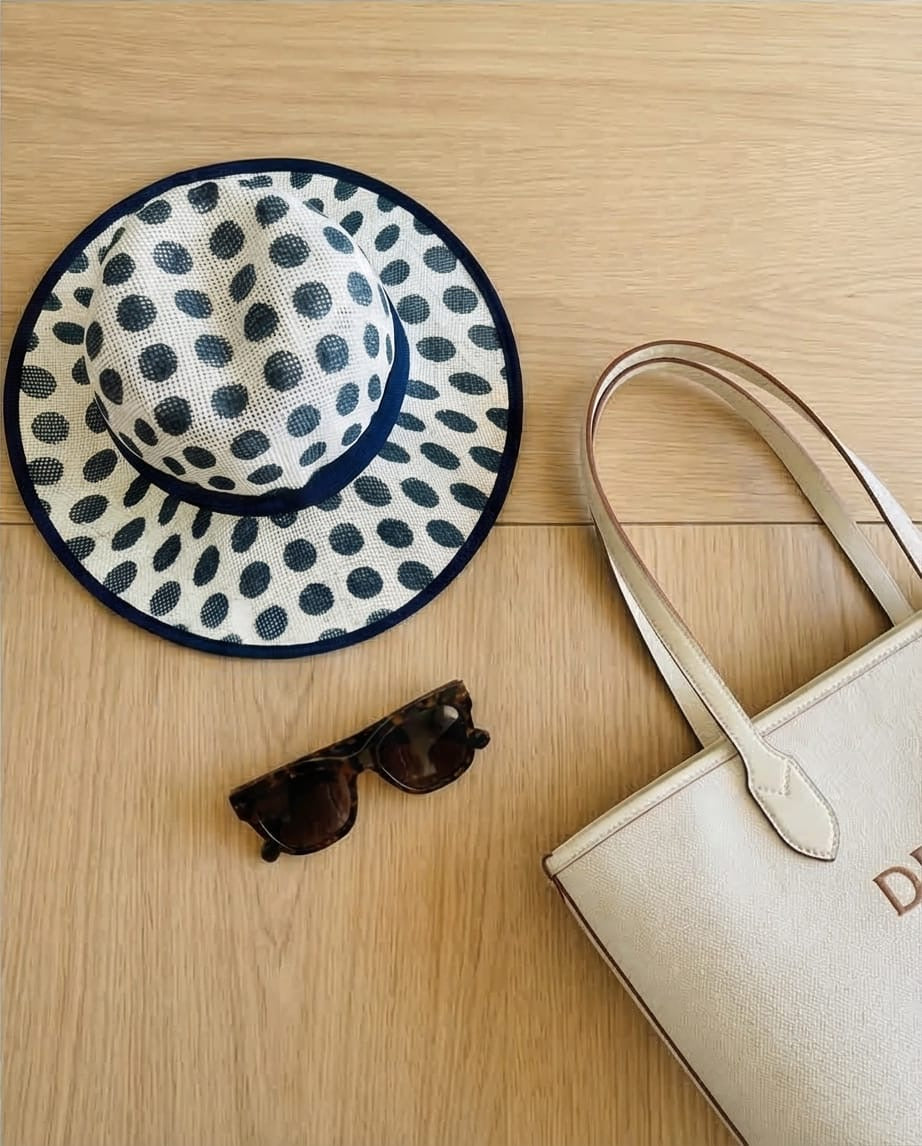 כובע לבן מנוקד עם סרט ופפיון דגם ריביירה