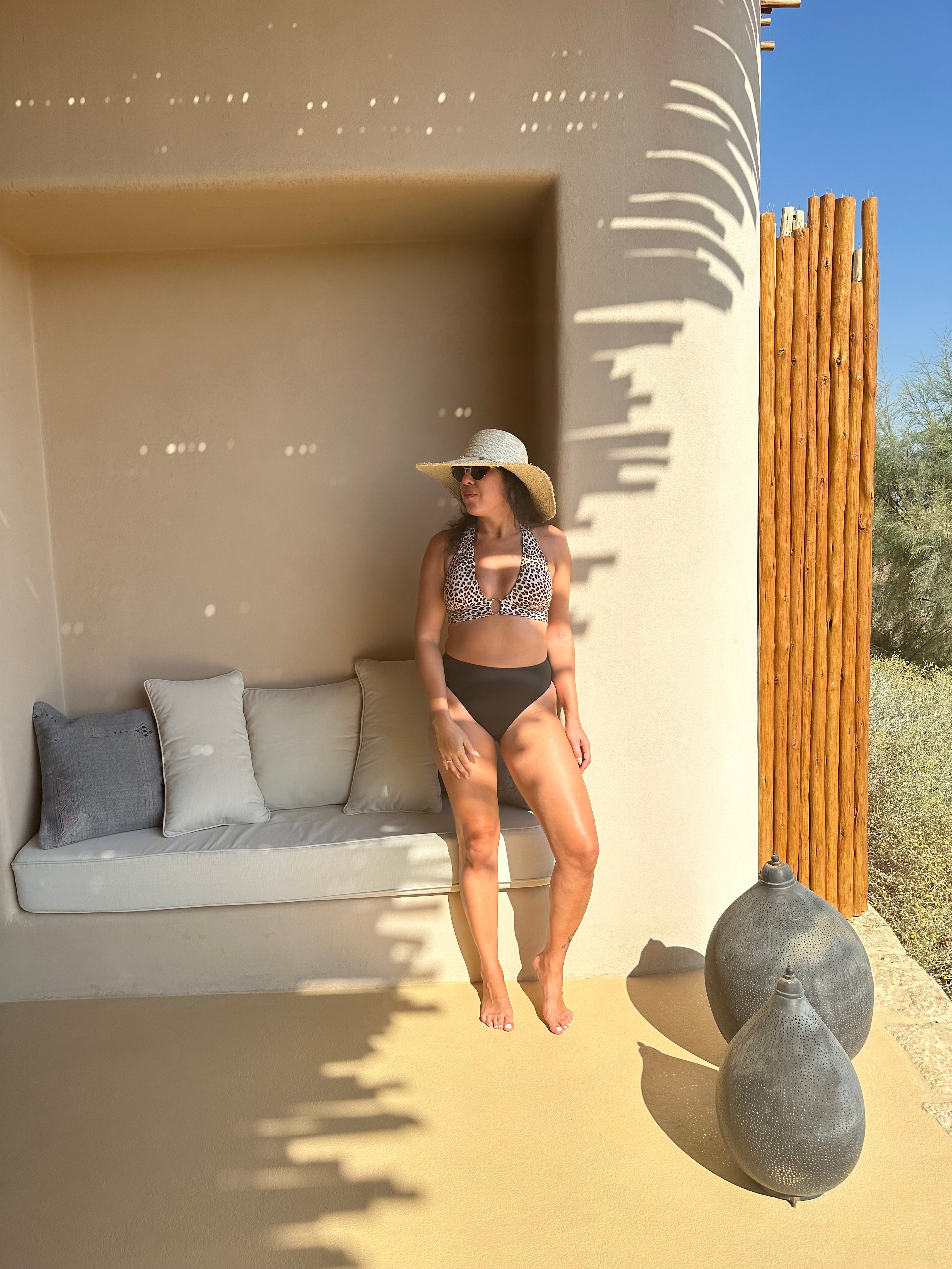 סט ביקיני מחטב טופ דגם סהרה הדפס מנומר ותחתון בינוני שחור דגם אמור