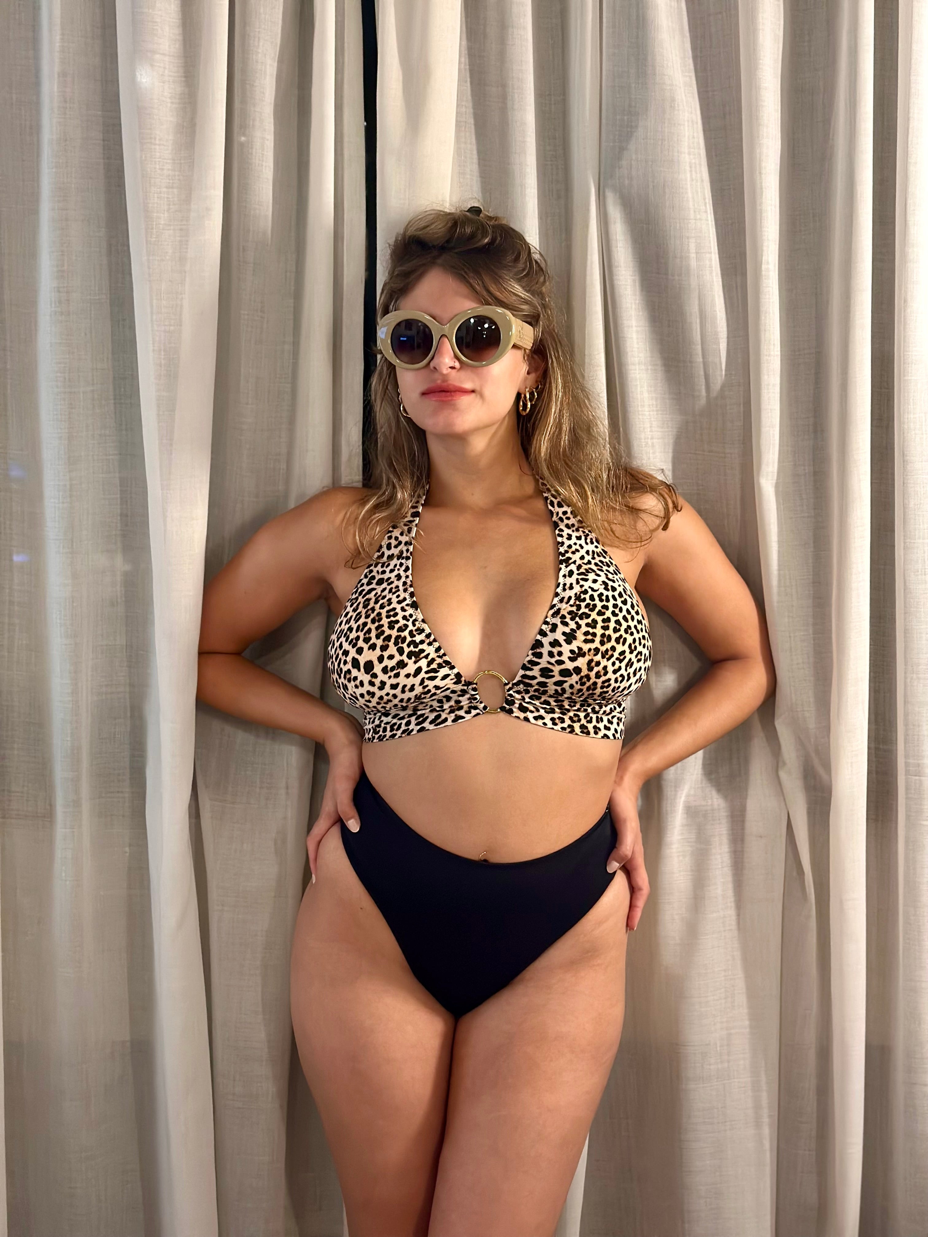 סט ביקיני מחטב טופ דגם סהרה הדפס מנומר ותחתון בינוני שחור דגם אמור