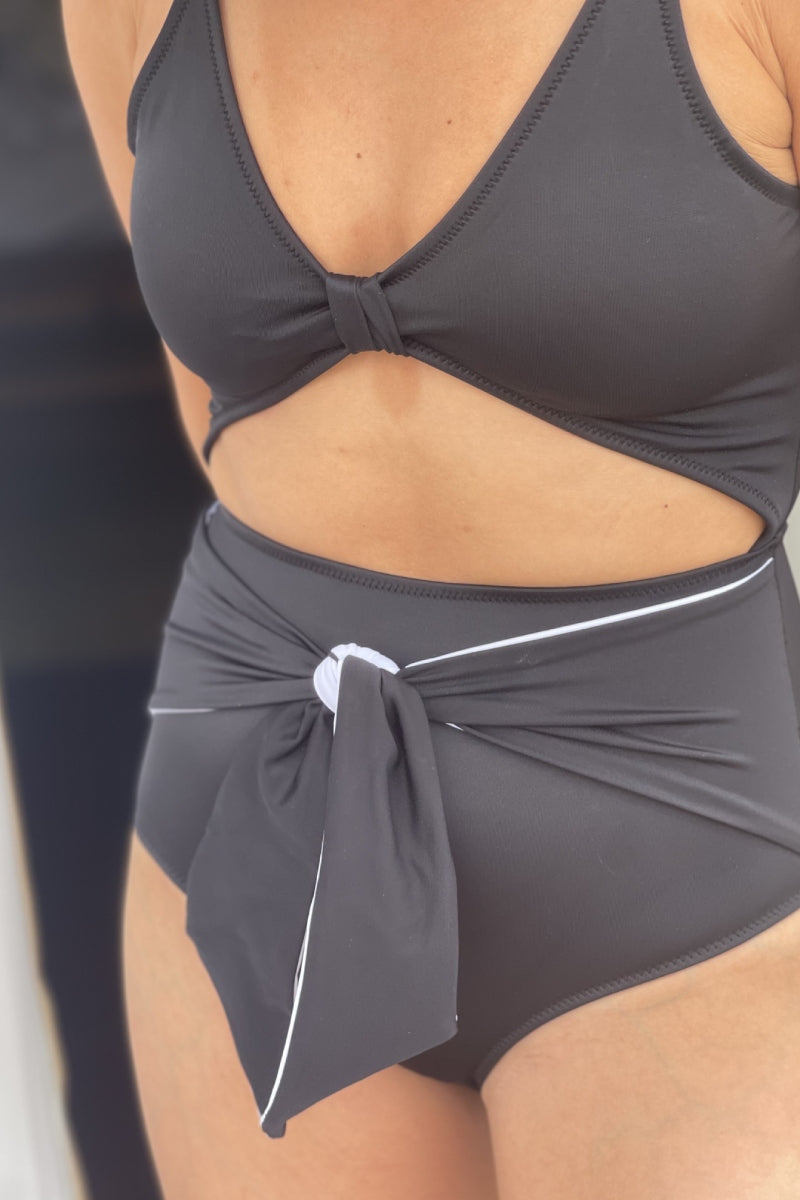 בגד ים שלם מחטב צבע שחור דגם איביזה