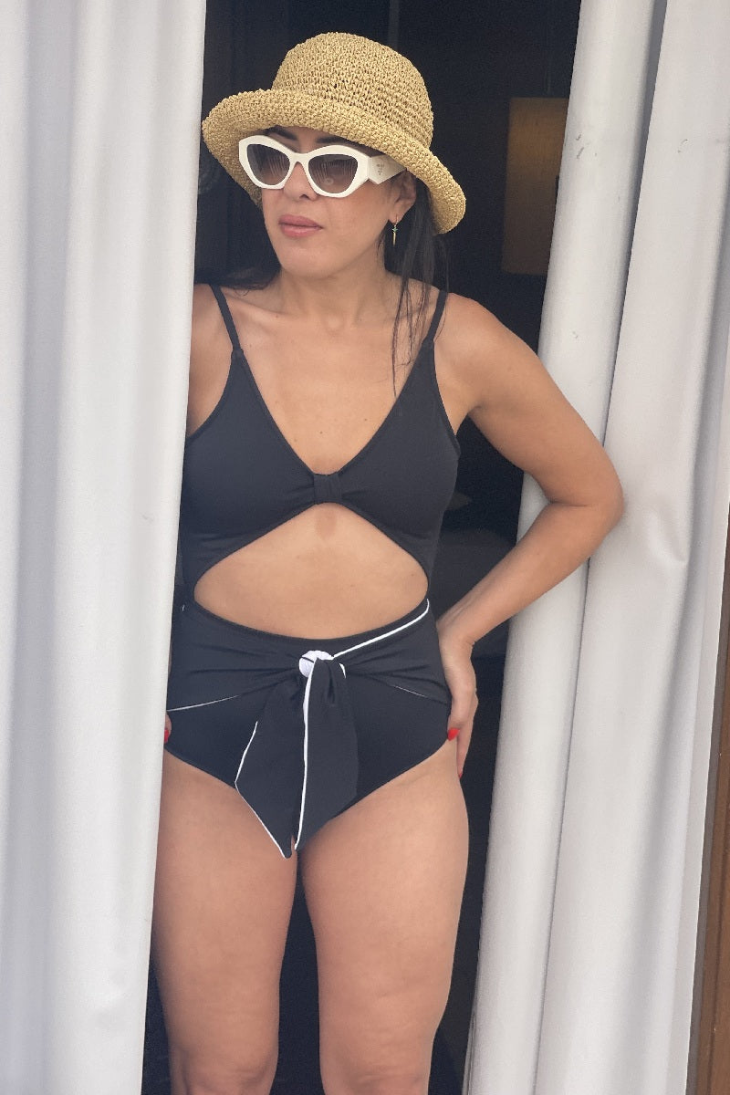 בגד ים שלם מחטב צבע שחור דגם איביזה