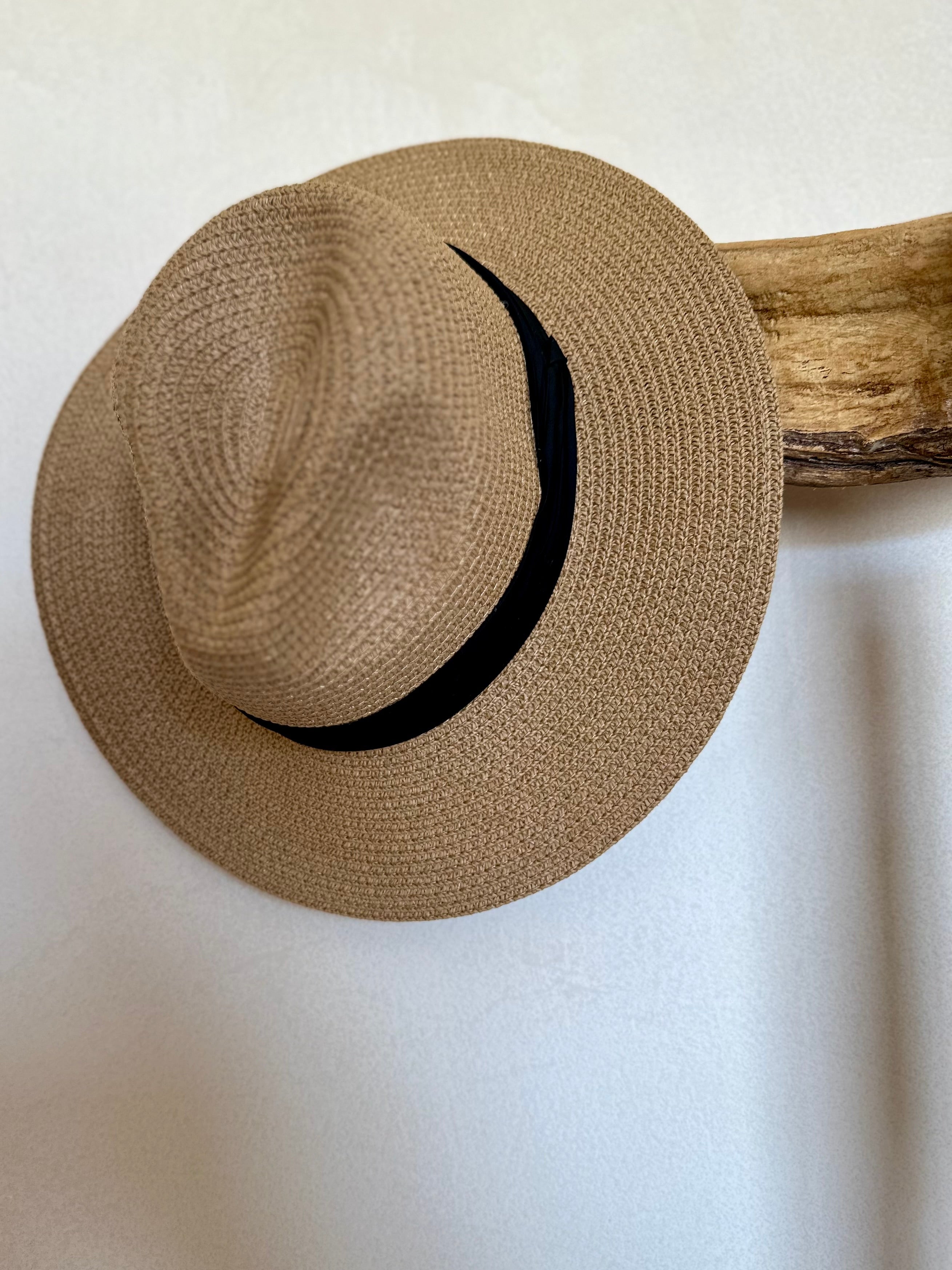 כובע קלאסי עם סרט שחור דגם פנמה