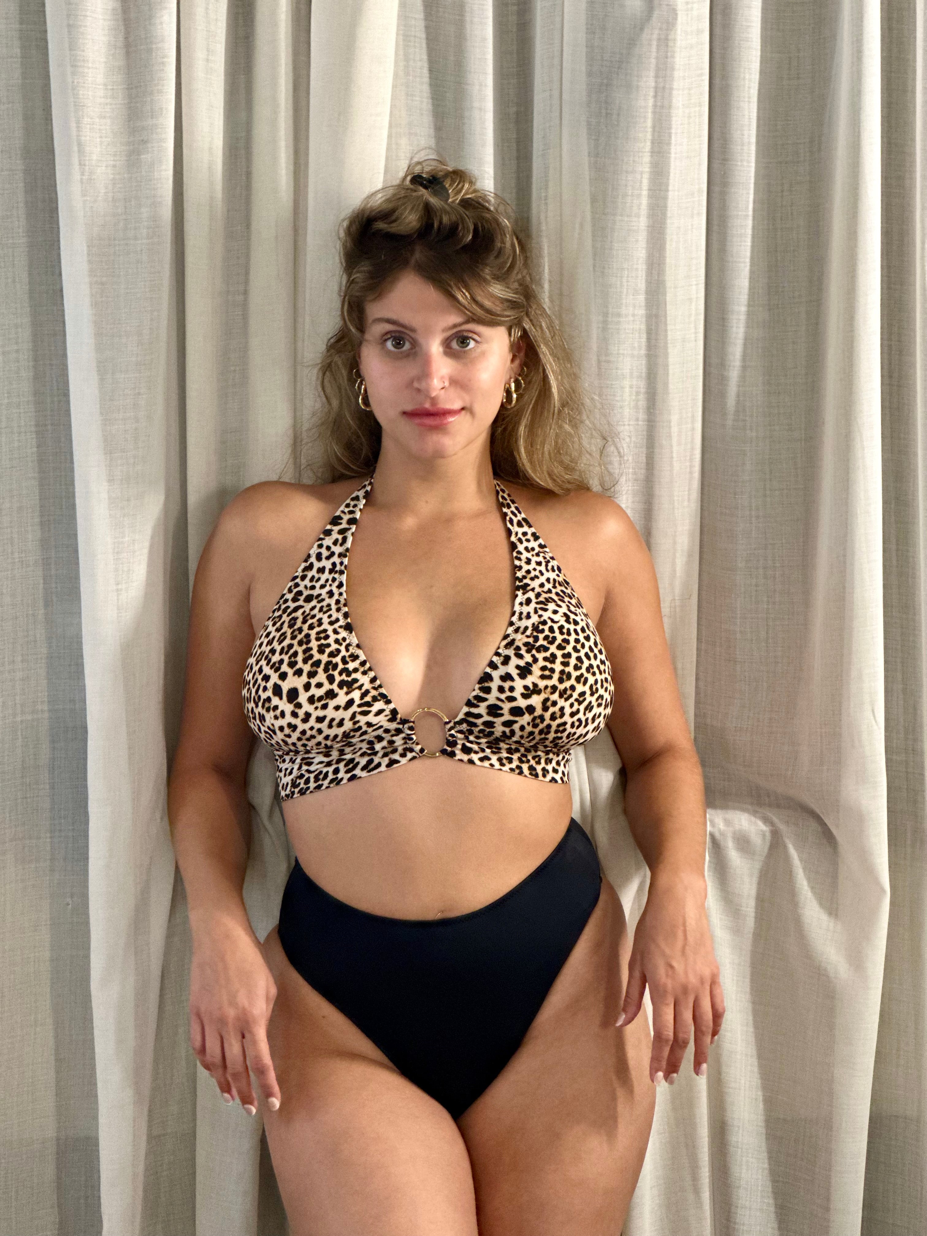 סט ביקיני מחטב טופ דגם סהרה הדפס מנומר ותחתון בינוני שחור דגם אמור