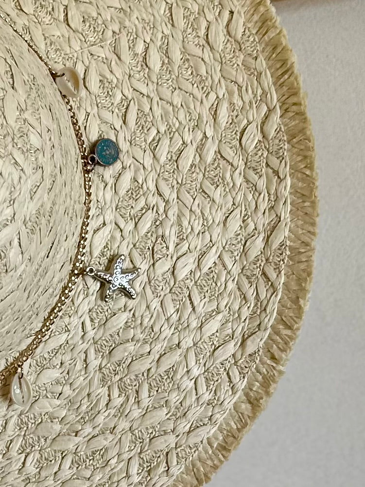 כובע קש בהיר עם שרשרת וצדפים דגם סיישל