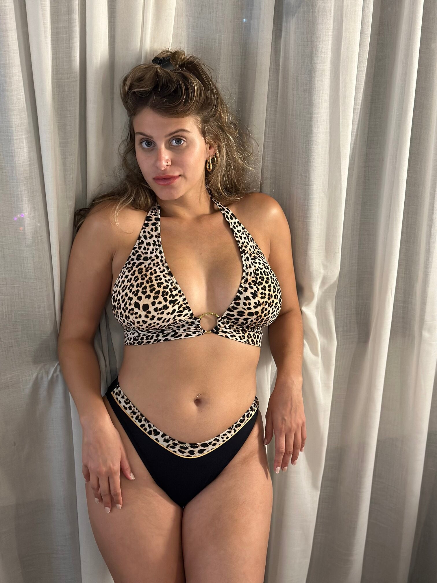 סט ביקיני טופ דגם סהרה בשילוב תחתון נמוך דגם סיישל הדפס מנומר/שחור