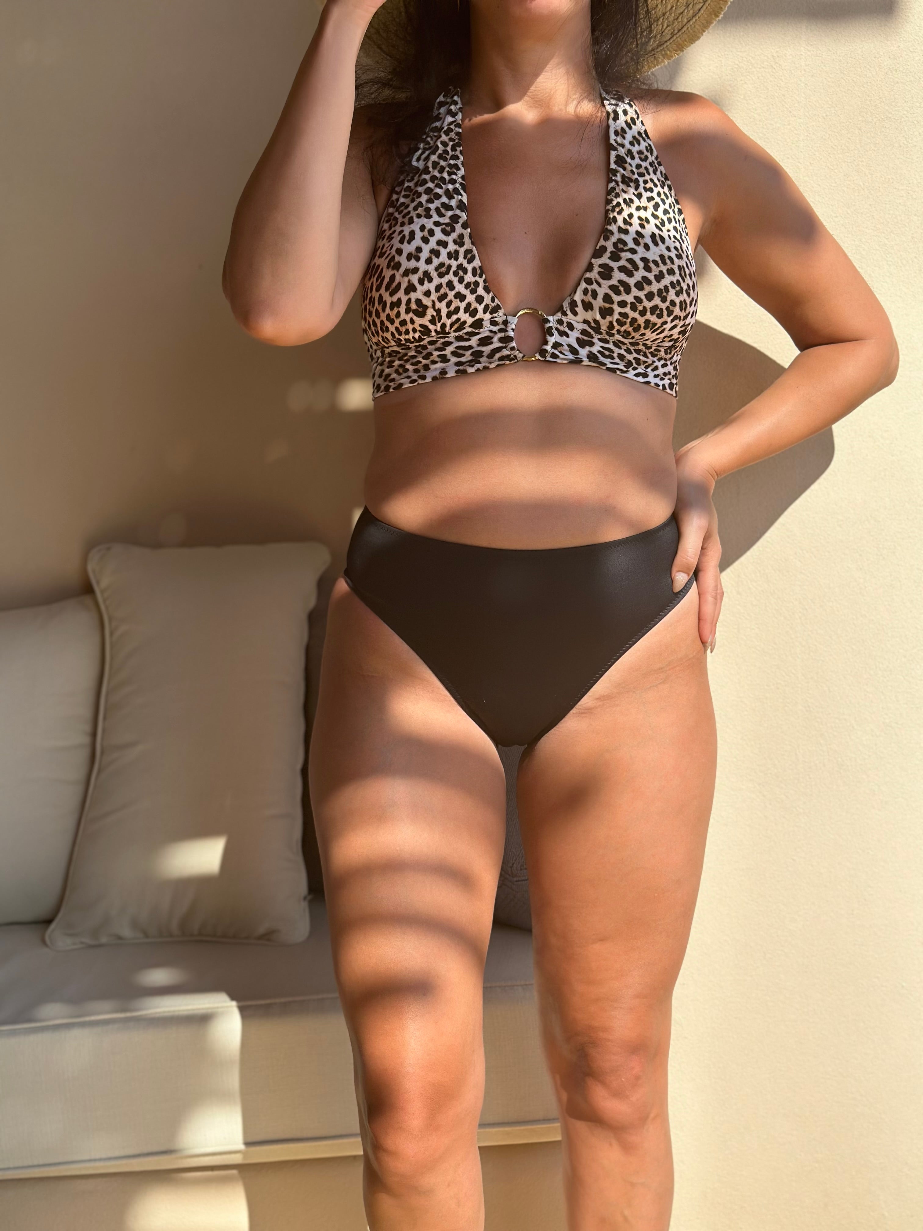 סט ביקיני מחטב טופ דגם סהרה הדפס מנומר ותחתון בינוני שחור דגם אמור