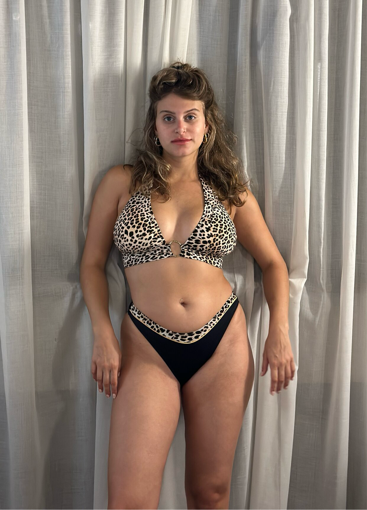 סט ביקיני טופ דגם סהרה בשילוב תחתון נמוך דגם סיישל הדפס מנומר/שחור