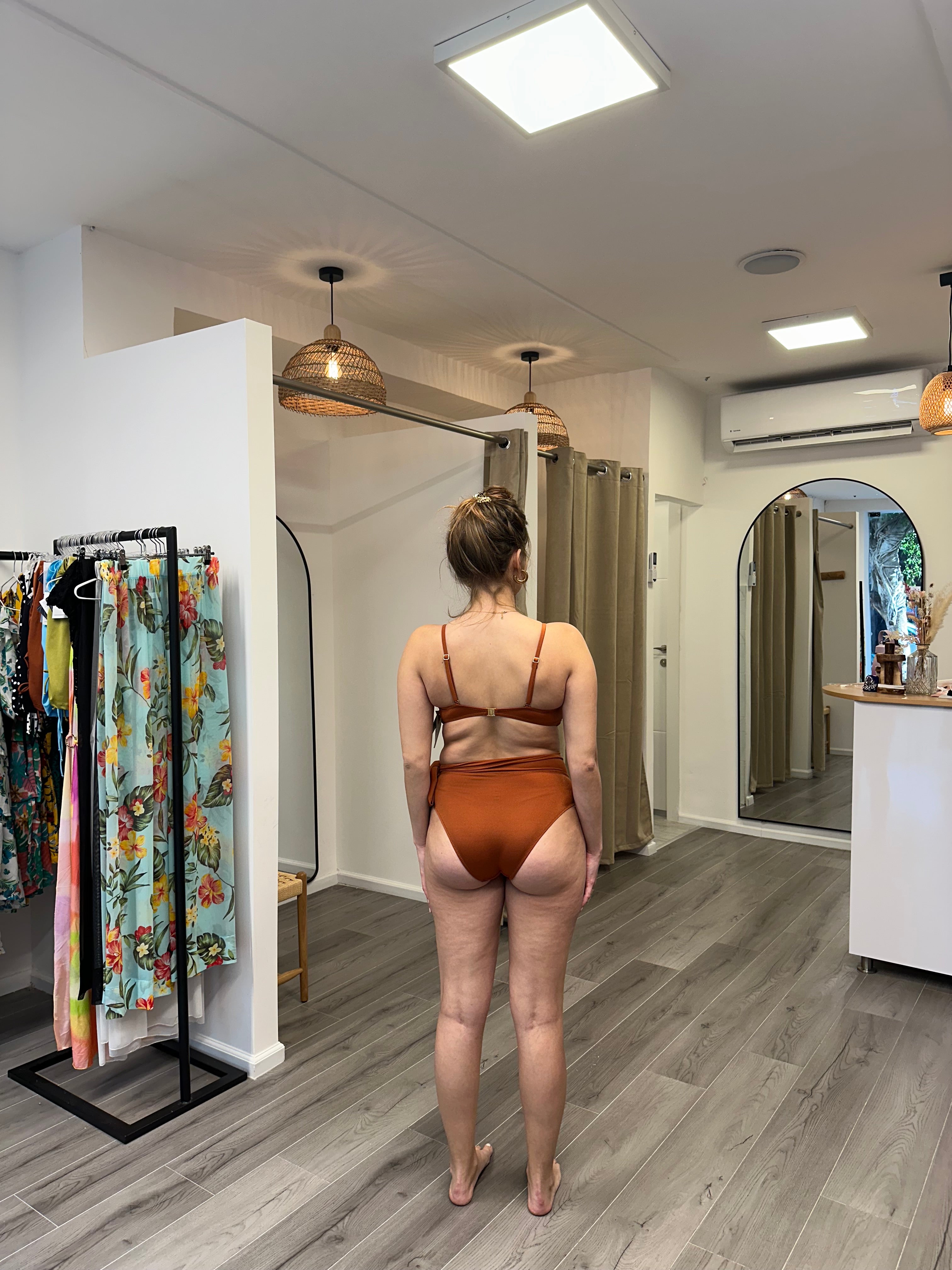 תחתון ביקיני גבוה מחטב דגם לוטוס צבע קינמון