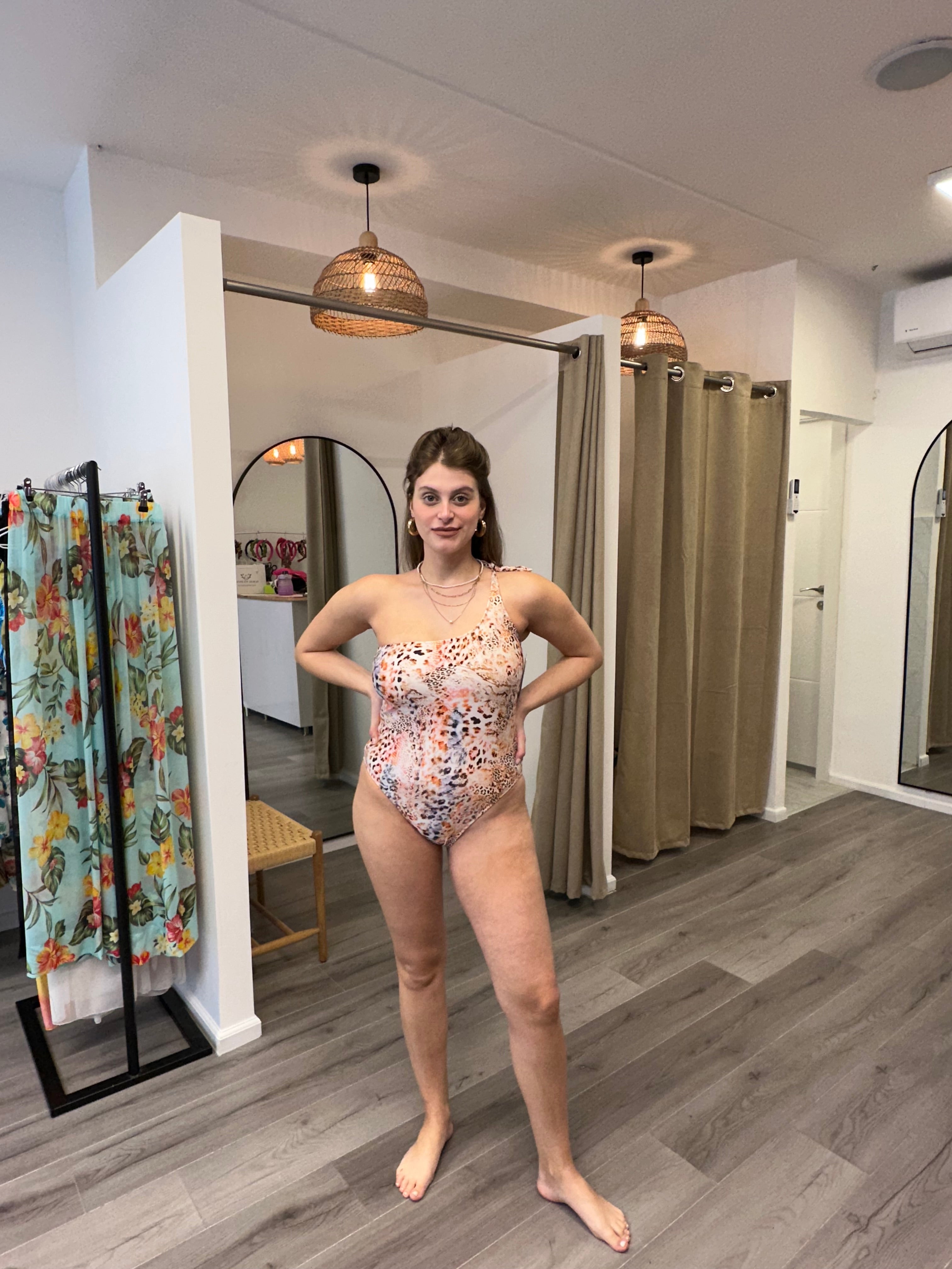 בגד ים שלם מחטב כתף אחת דגם זנזיבר מנומר ורוד