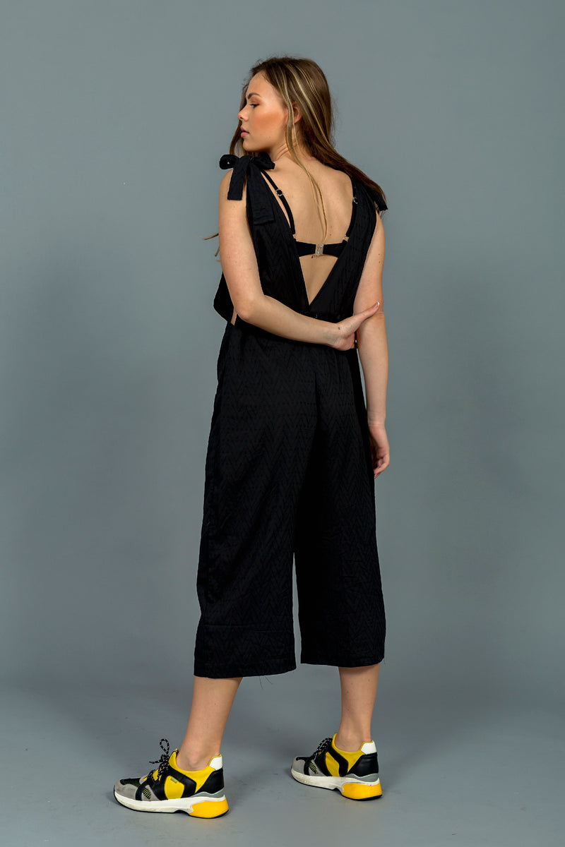 אוברול דגם רוקי שחור טקסטורת מעוינים