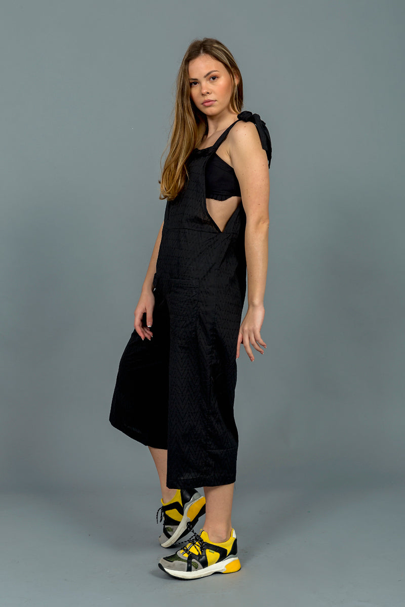 אוברול דגם רוקי שחור טקסטורת מעוינים