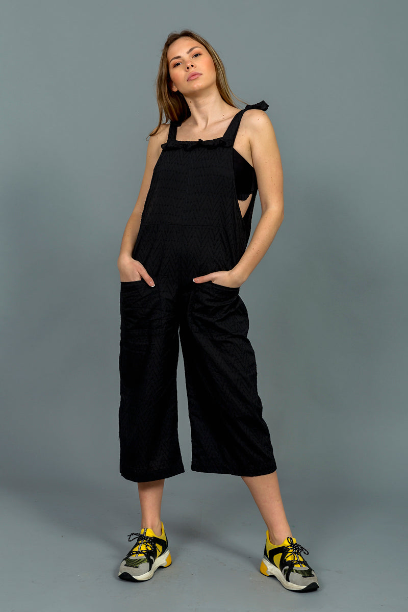 אוברול דגם רוקי שחור טקסטורת מעוינים