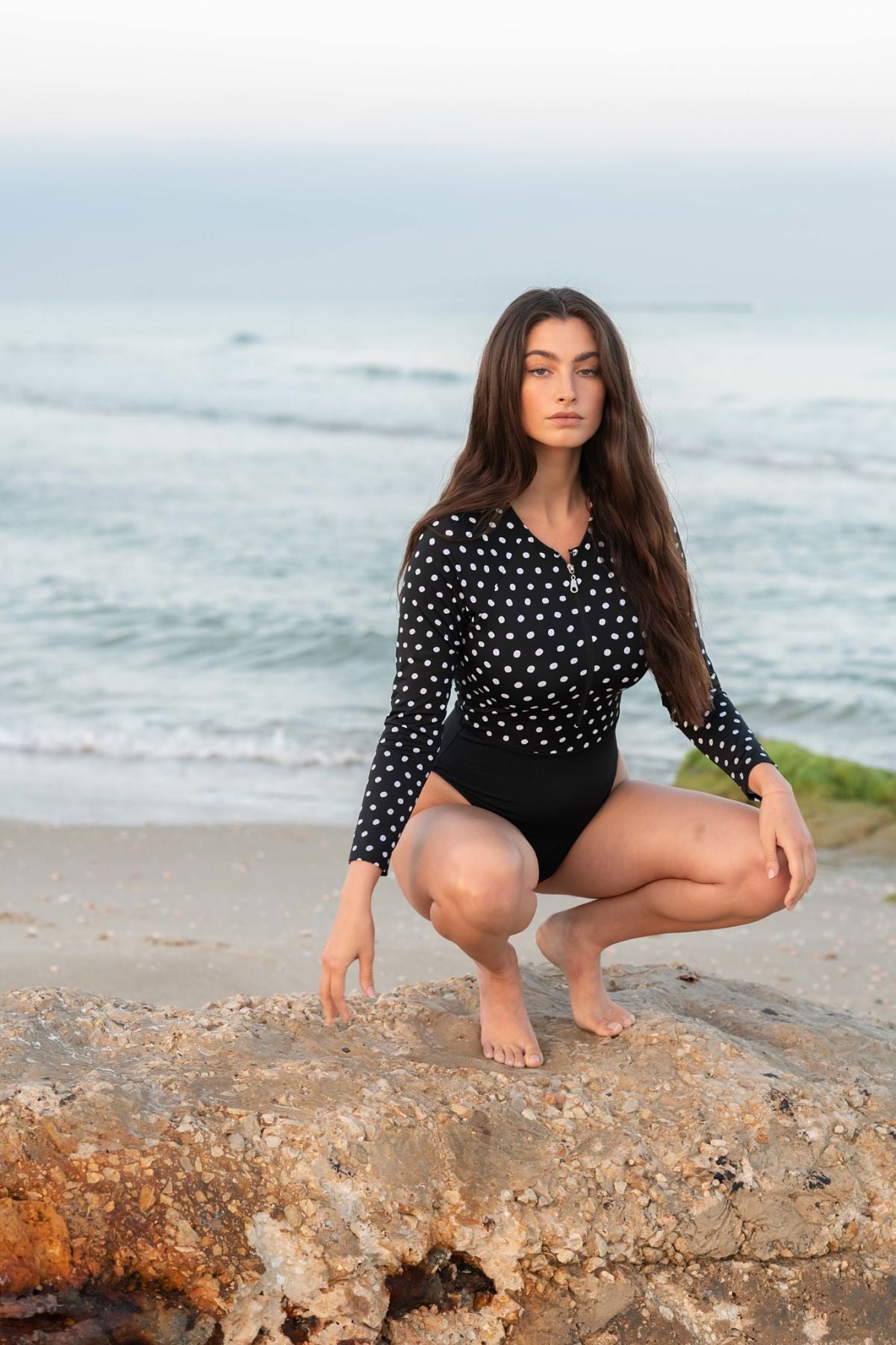 בגד ים שלם שרוול ארוך דגם בהאמס הדפס נקודות שחור