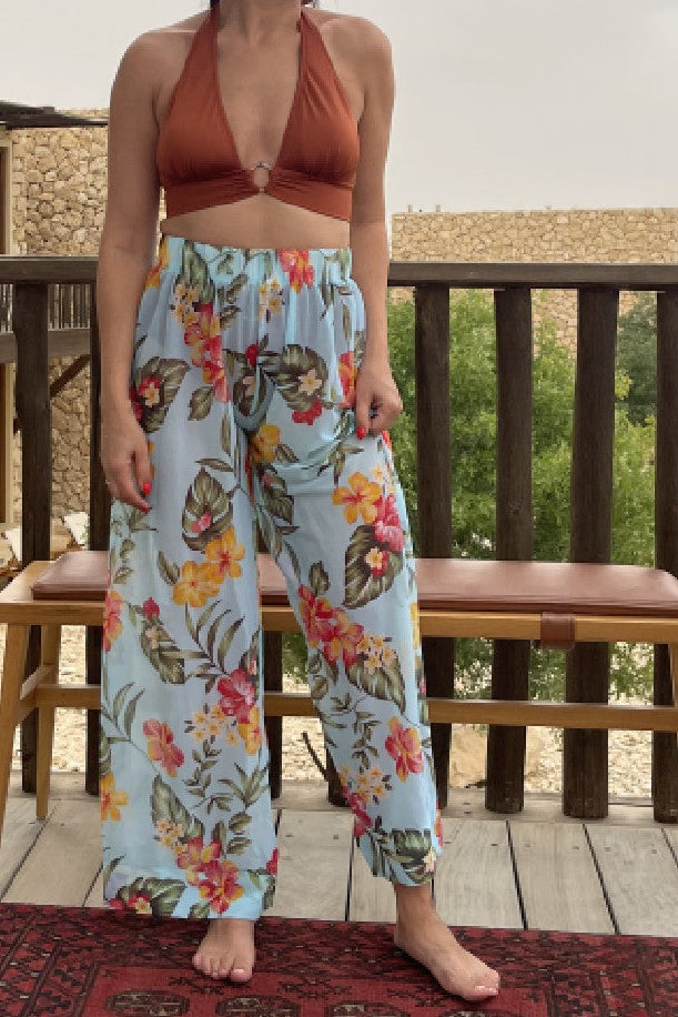 מכנס חוף איביזה- מכנס שיפון תכלת בהדפס קייצי מעל בגד ים
