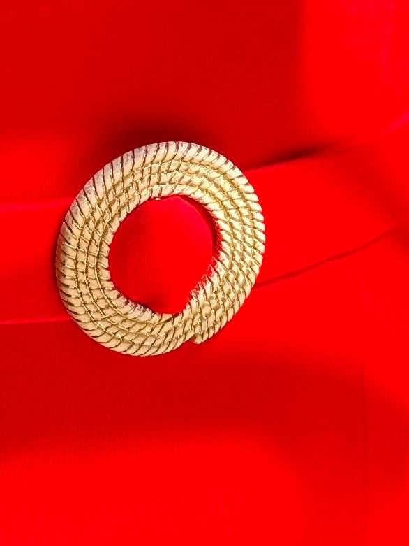 בגד ים שלם מחטב דגם ויקטוריה בשילוב אבזם בוהמי צבע אדום