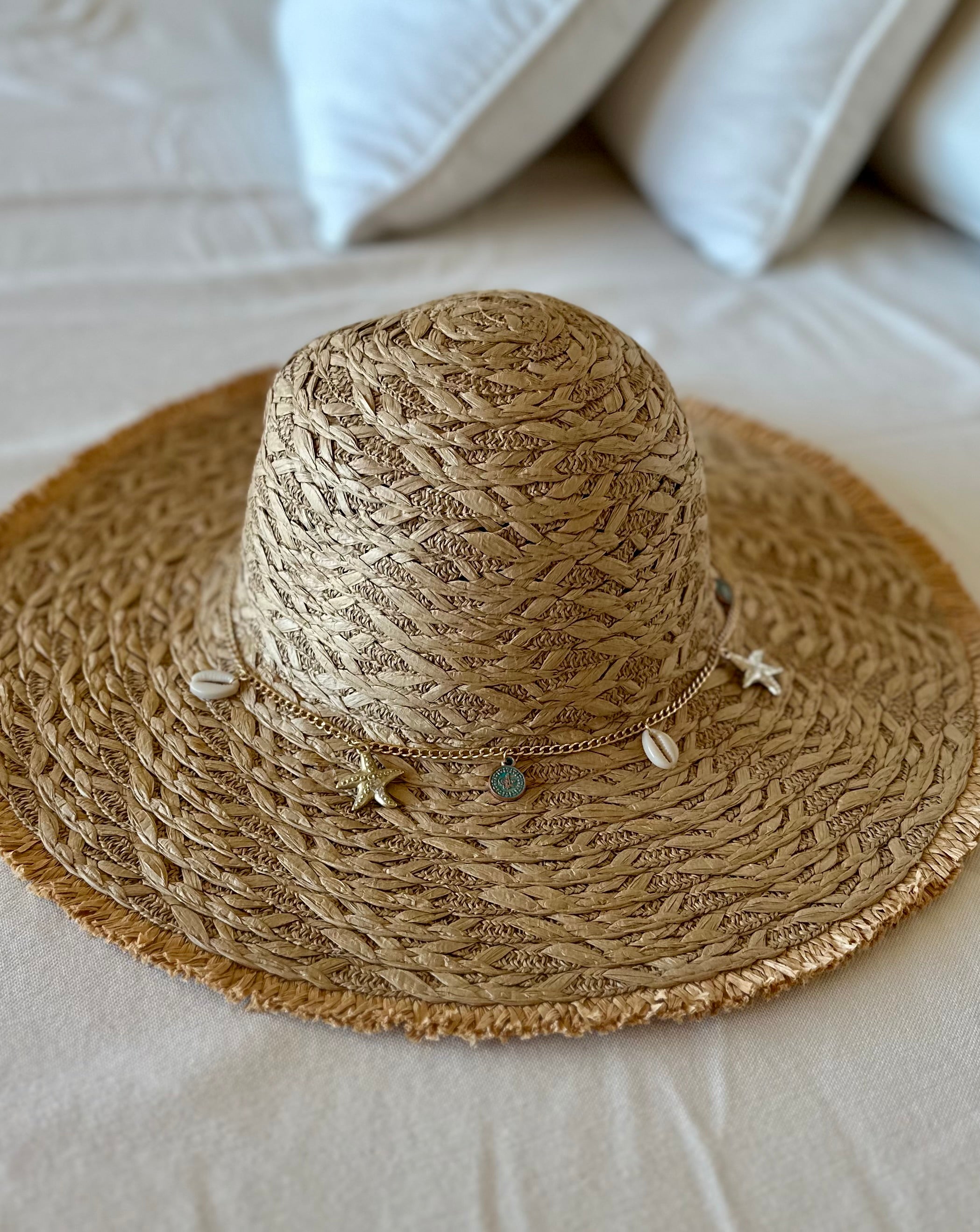 כובע קש עם שרשרת וצדפים דגם סיישל