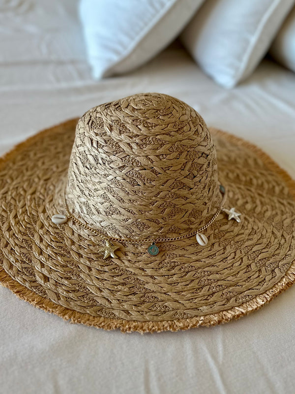 כובע קש עם שרשרת וצדפים