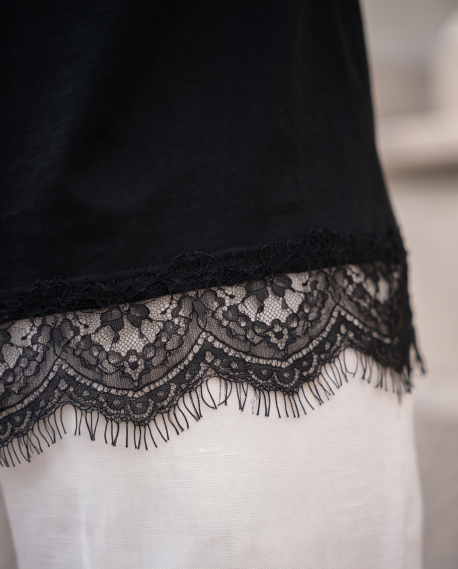 חולצת The Lace Tee – שחור