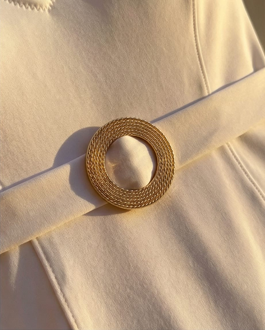 בגד ים שלם דגם ויקטוריה בשילוב אבזם בוהמי צבע לבן