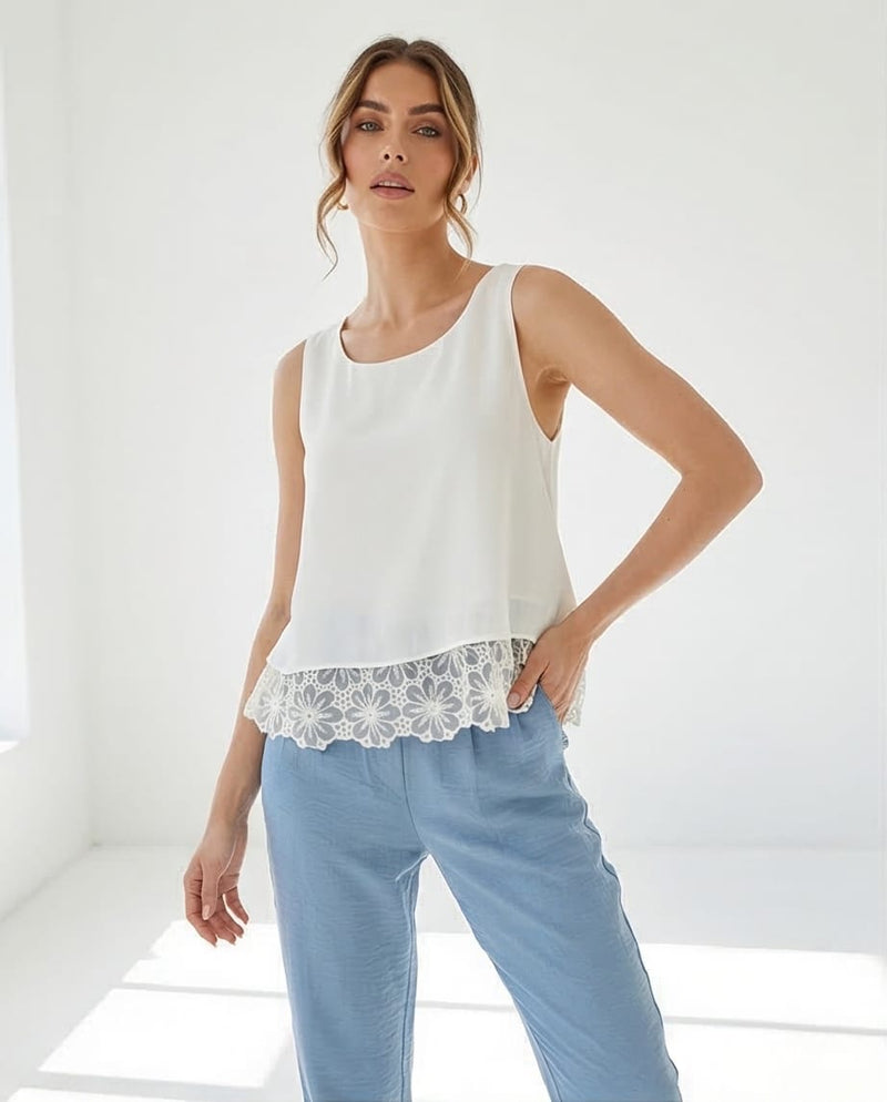 גופייה קלילה עם סיומת תחרה צרפתית