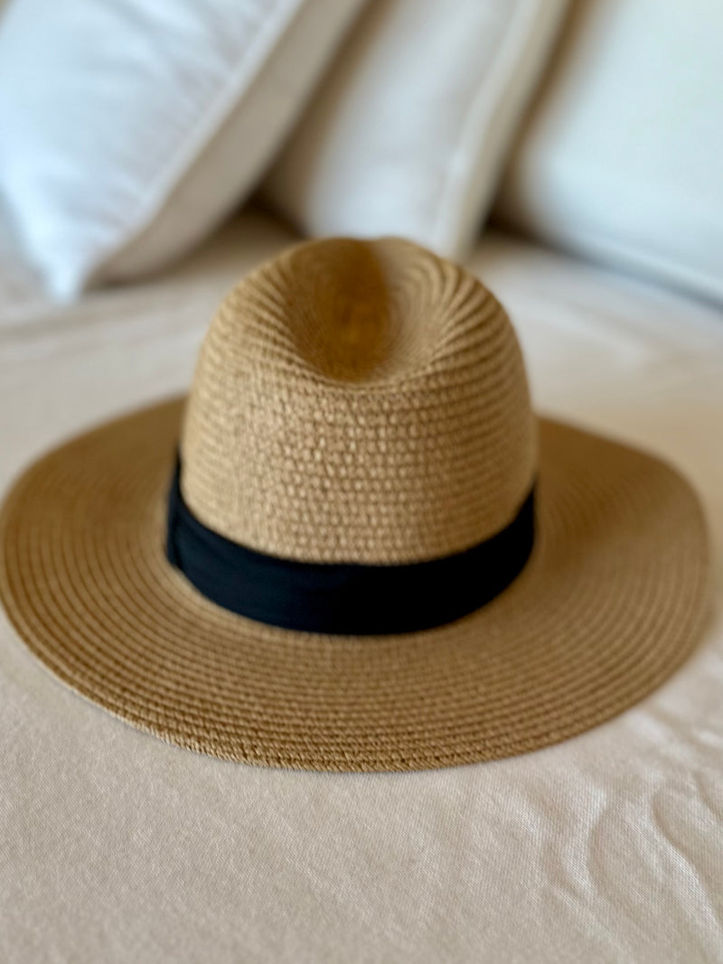 כובע קלאסי עם סרט שחור דגם פנמה